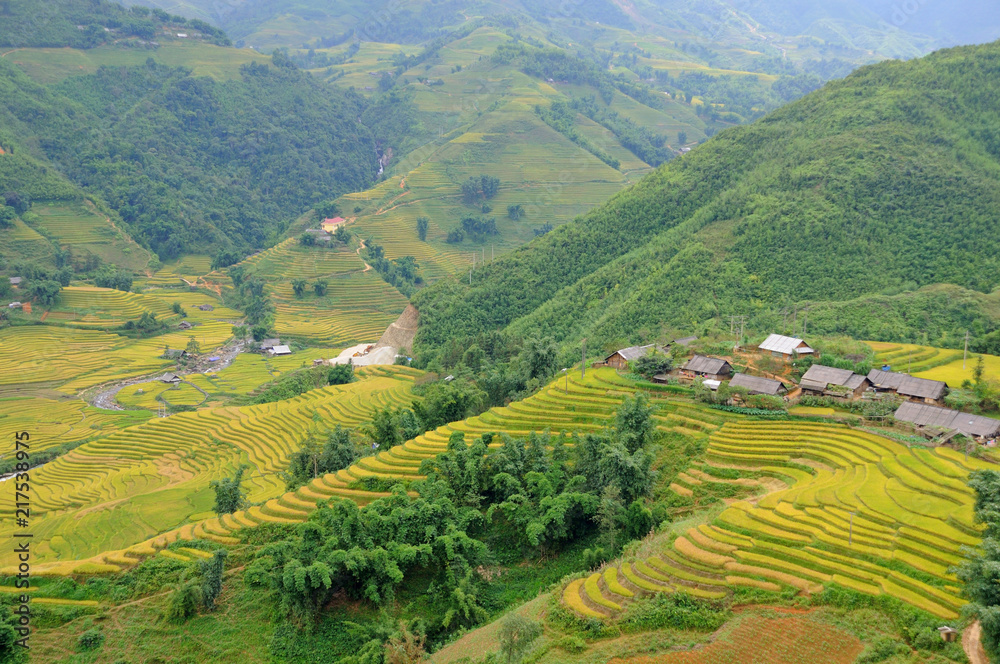 Le village de Tả Phìn se distingue par la culture Dao Rouge, ses paysages naturels et son artisanat de brocart.