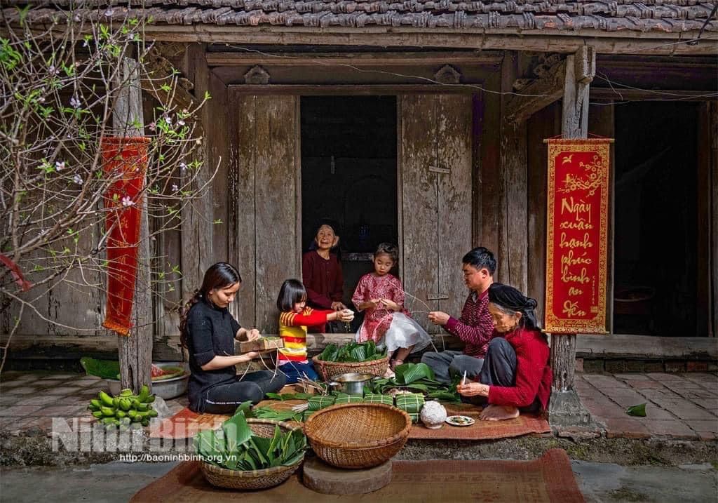L’activité de confection du bánh chưng pendant le Têt, les 28 et 29