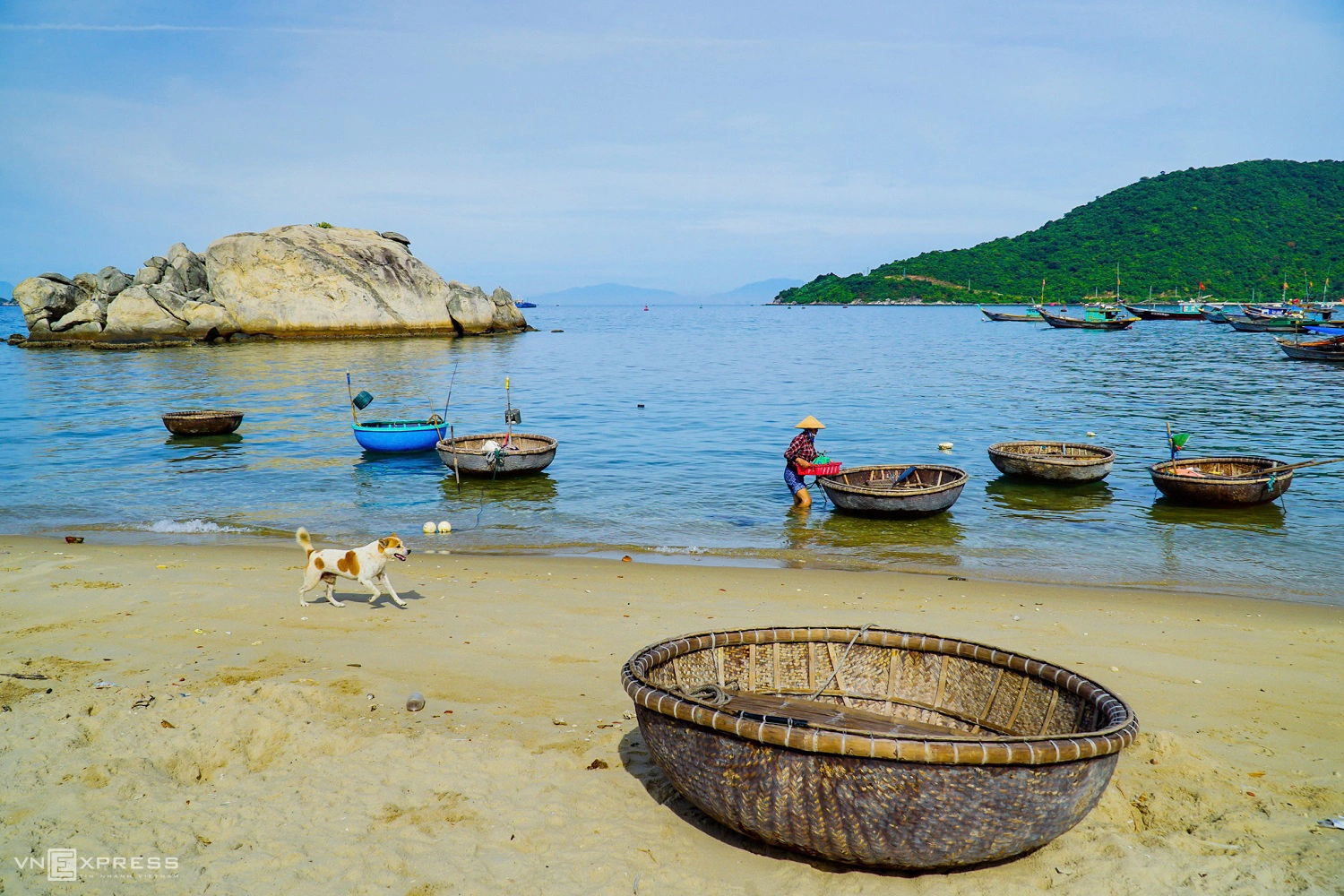 Depuis le port, il est possible de longer la zone de refuge des bateaux.Cet itinéraire mène à l’aire d’atterrissage, ancien site d’hélicoptère de Cù Lao Chàm.
