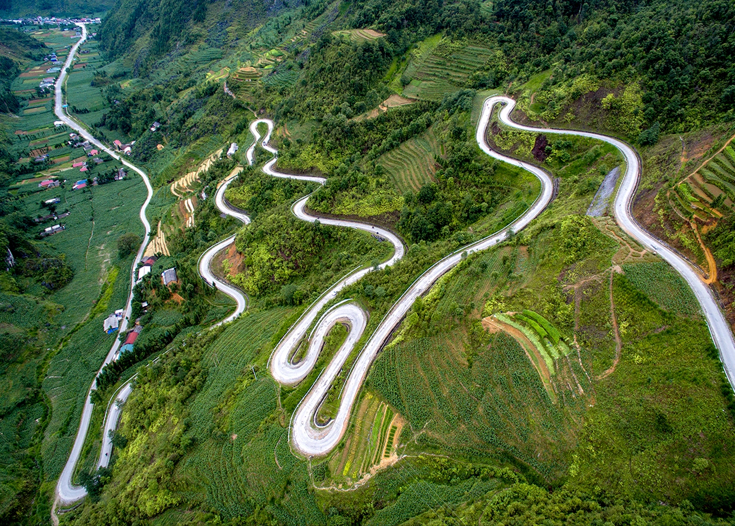 Les routes de col menant à Lũng Cú.