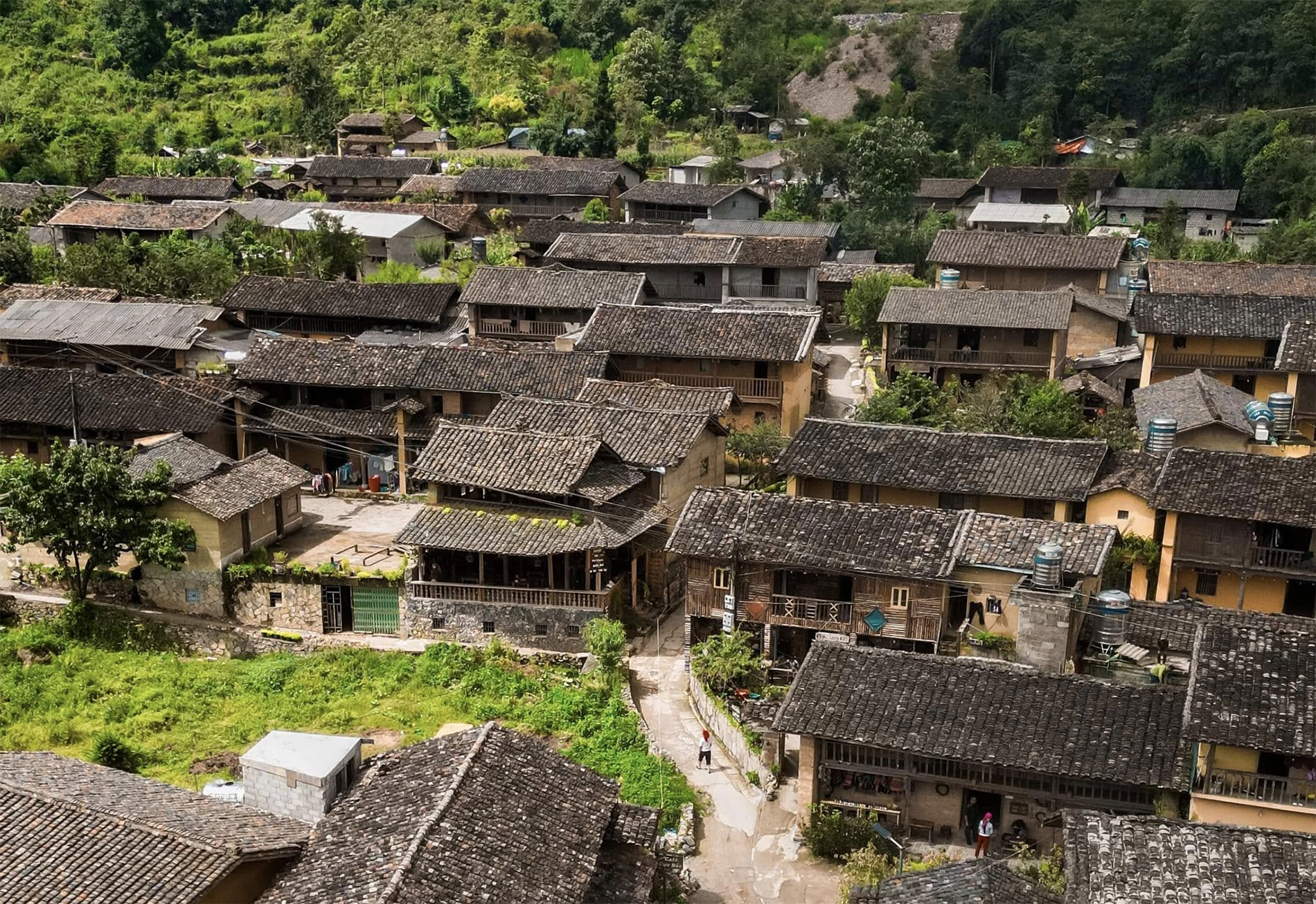 Les maisons en terre battue aux toits de tuiles yin-yang à Lô Lô Chải.