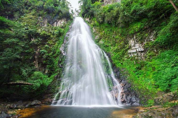 La cascade de l’Amour, eau poétique cachée dans la forêt, destination romantique prisée des visiteurs.