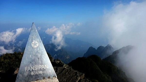 Les voyageurs chassent les nuages féeriques au sommet du Fansipan.