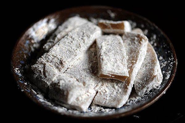 Savourer une tasse de thé l’après-midi avec du chè lam doux et moelleux.