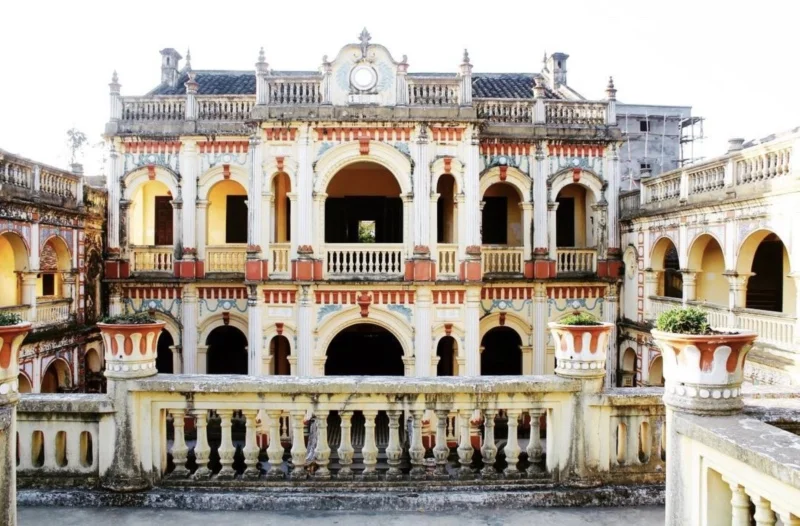 Résidence Hoàng A Tưởng, architecture classique et romantique, ancienne demeure aristocratique, mêlant élégamment styles occidental et oriental.