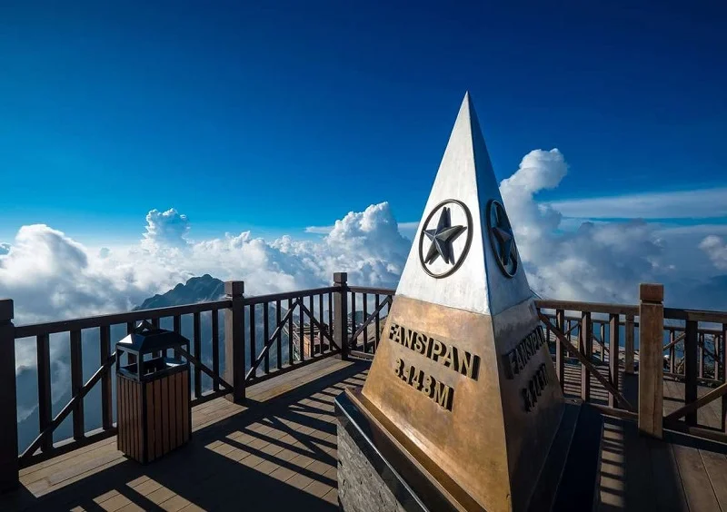 Le mont Fansipan, « toit de l’Indochine », majestueux, culminant à 3 143 m, attire les voyageurs amateurs d’aventure.