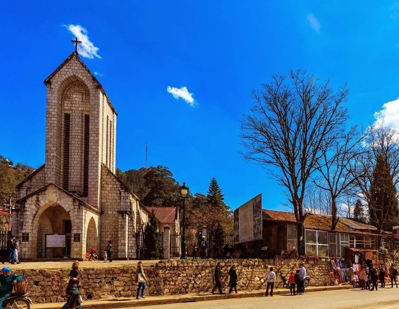 L’église en pierre de Sapa, architecture ancienne en pierre, se dresse au cœur de la ville enveloppée de brume.