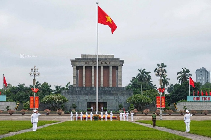 La cérémonie de la levée du drapeau sur la place Ba Đình