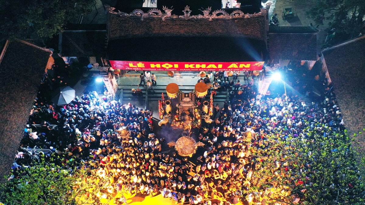 La cérémonie du Khai Ấn du temple Trần à Nam Định attire toujours de nombreux visiteurs.