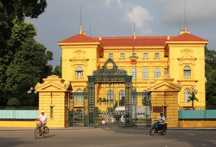 L’ancien Palais présidentiel de Hanoï possède une façade élégante et un style décoratif classique français.