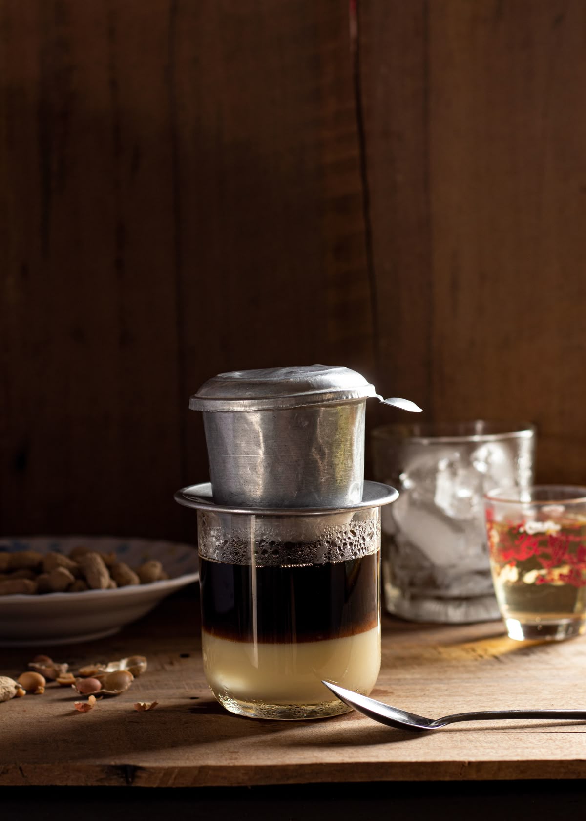 Une tasse de café le matin peut aider à rester éveillé et alerte toute la journée