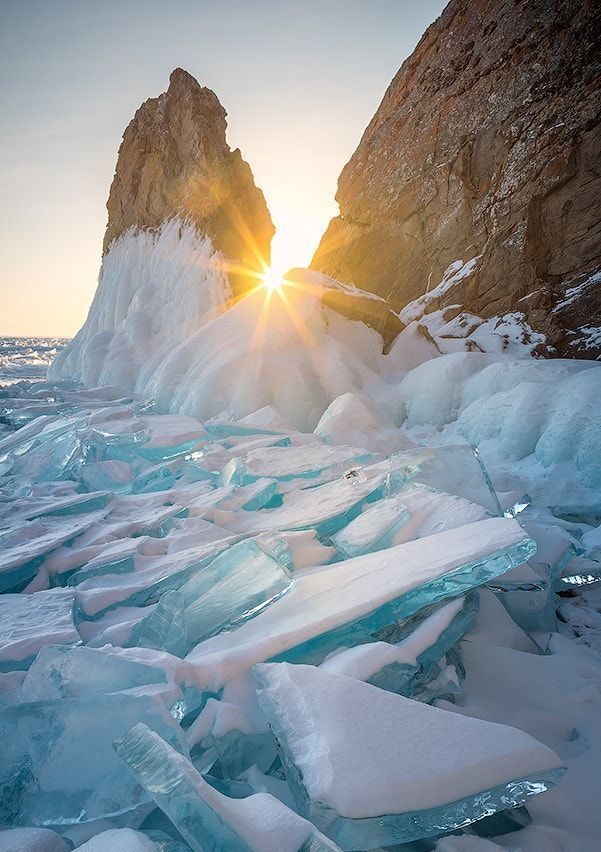 Des couches de glace superposées forment des reflets bleu lumineux