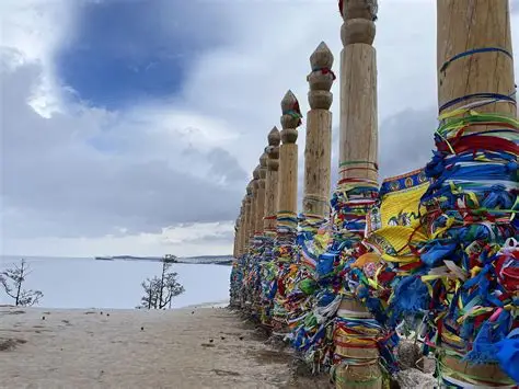 Sur l’île d’Olkhon, près du cap Shaman, des poteaux sacrés se dressent face au vent. Ils symbolisent le lien profond entre l’homme et le divin