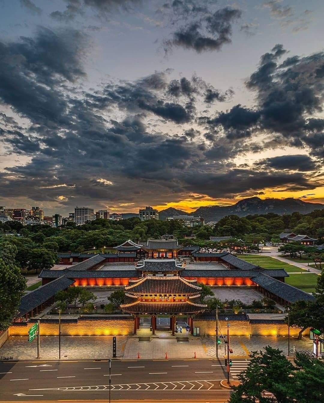 Palais Changgyeonggung, Séoul, resplendissant la nuit