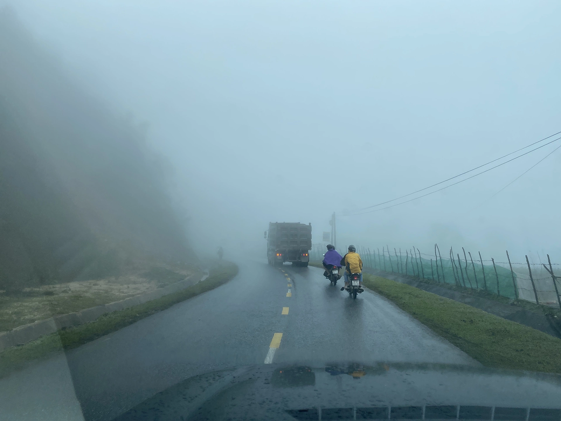 Les jours de pluie, soyez prudent sur les routes de montagne du Nord-Ouest.Adaptez votre vitesse pour garantir votre sécurité.