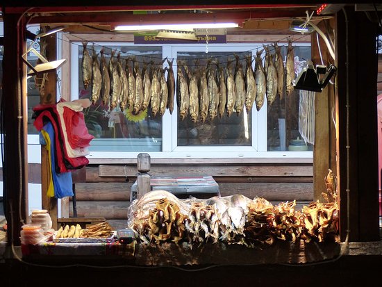 Un coin du marché aux poissons au Baïkal.