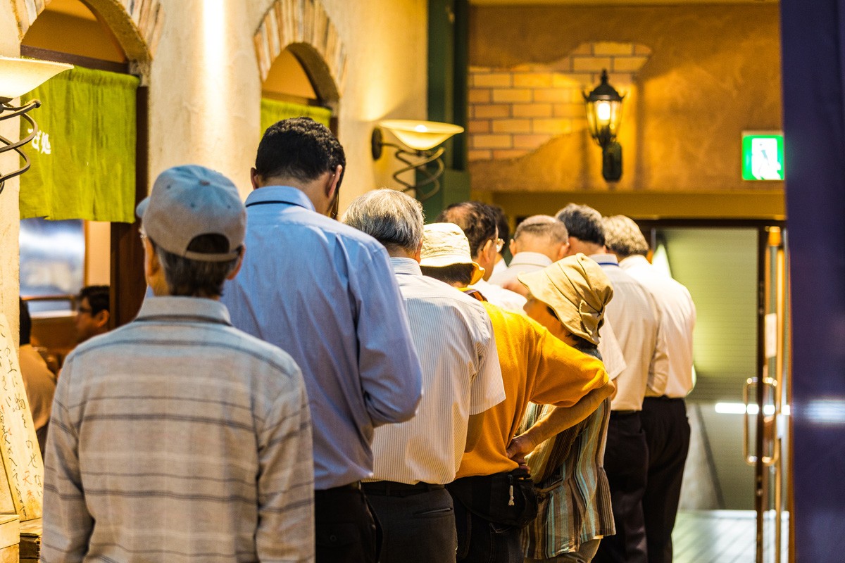 Les Japonais font preuve d’une grande patience en faisant la queue.