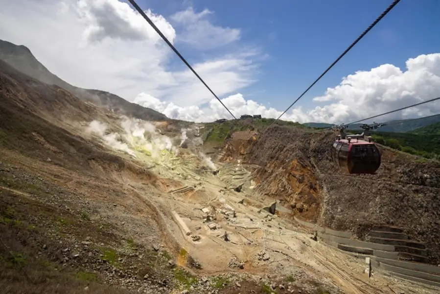 Les visiteurs peuvent prendre le téléphérique pour admirer la vallée volcanique.