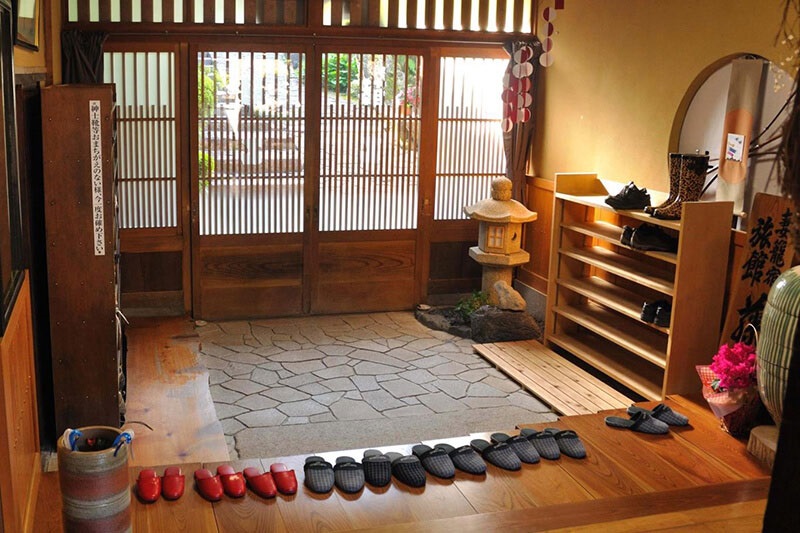 La coutume d’enlever ses chaussures avant d’entrer dans la maison est très répandue au Japon.