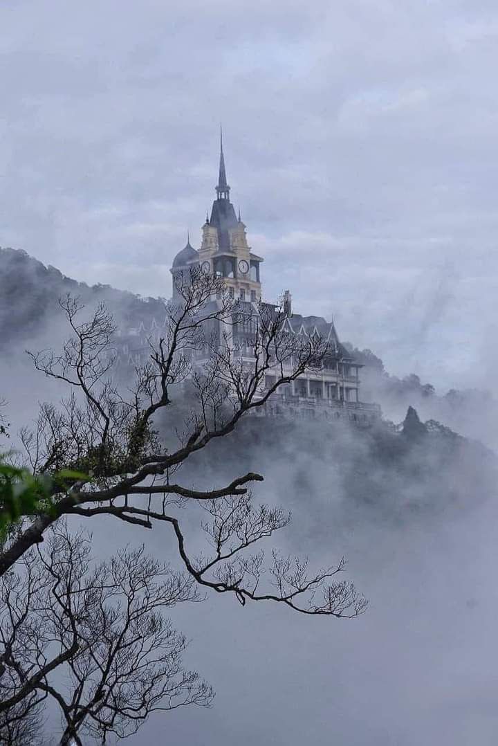 Un lieu très prisé pour chasser les nuages. Avec des châteaux entourés de brume.
