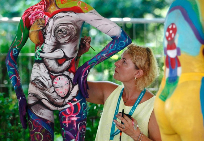 Un artiste crée une véritable œuvre d’art lors du World Bodypainting Festival à Pörtschach, Autriche.