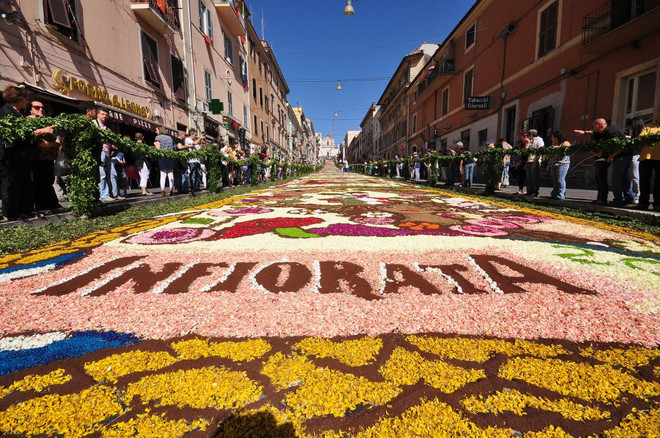 Un immense tapis de fleurs lors du festival traditionnel Genzano Infiorata en Italie.