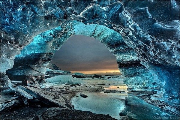 La beauté féerique des grottes de glace.