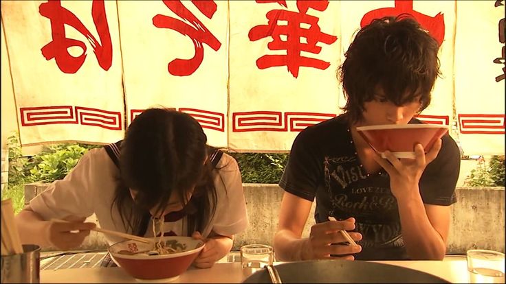 Un bol de nouilles savouré en aspirant bruyamment est considéré comme délicieux.