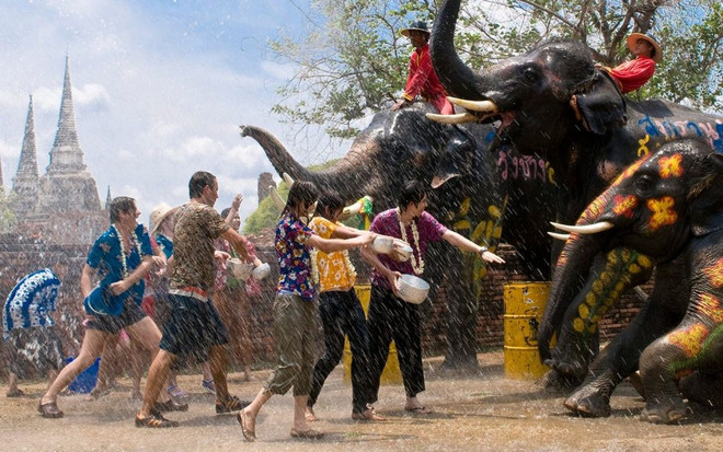 Souhaiter beaucoup de chance lors du festival de l’eau Songkran en Thaïlande.