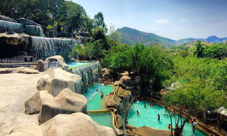 I visitatori possono fare bagni di fango termale per rilassarsi e migliorare la salute.