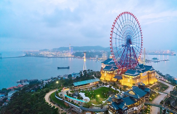Sun World Ha Long Park, uno dei principali parchi di divertimento in Asia, è una meta estremamente attraente per i giovani.