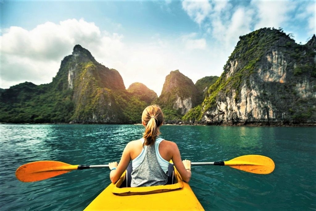 Esplora la bellezza di Ha Long a bordo di un kayak.