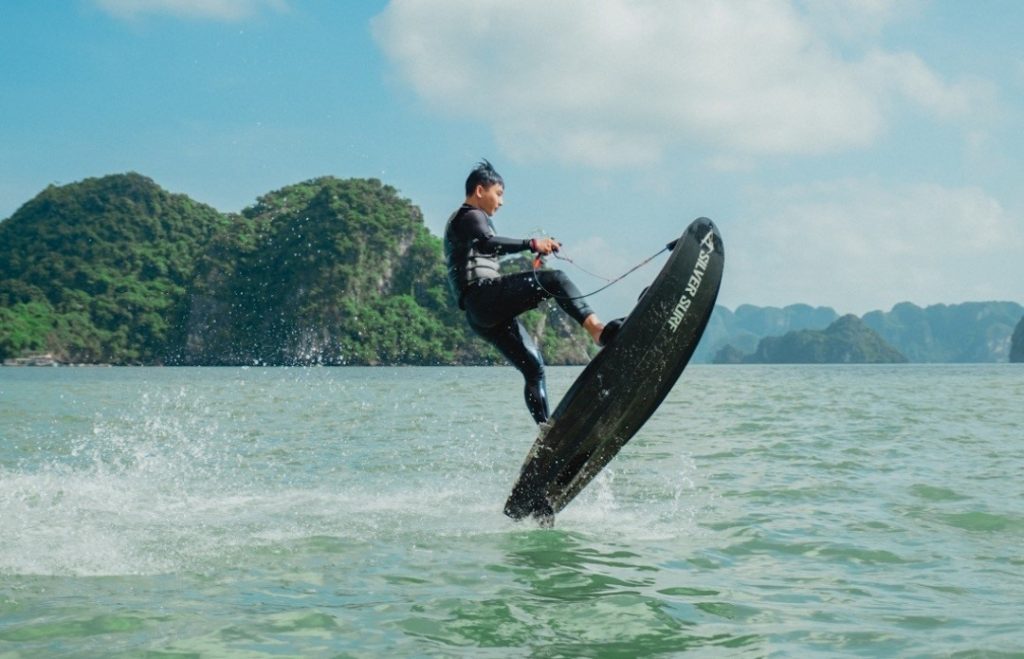 Il mare di Ha Long offre onde ideali per il surf.