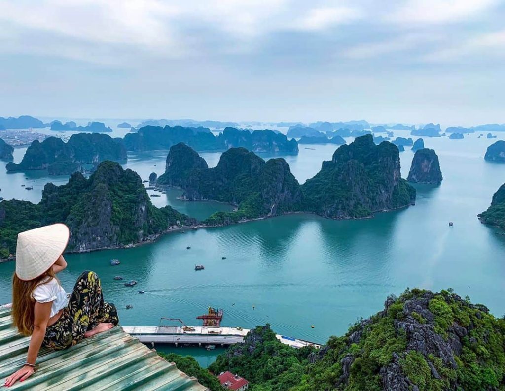 Ammira il paesaggio marino di Ha Long dalla cima del monte Bai Tho.