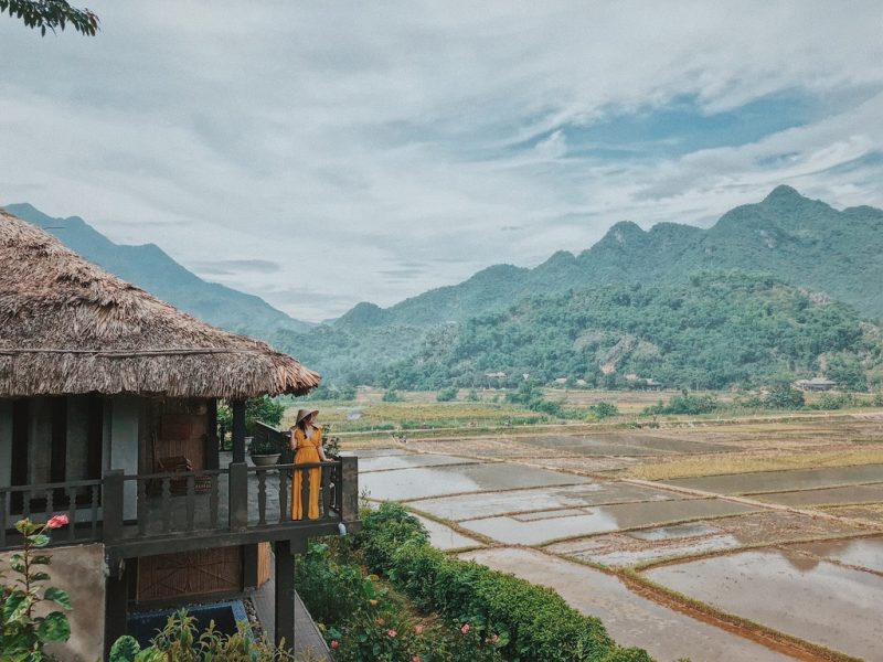 Il villaggio culturale Pom Coong non attira solo turisti vietnamiti, ma anche molti visitatori internazionali grazie al suo fascino autentico.