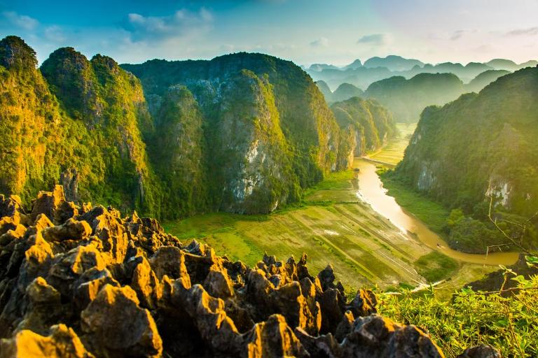 Dalla cima del monte Mua, i visitatori possono ammirare il paesaggio mozzafiato di Ninh Binh.