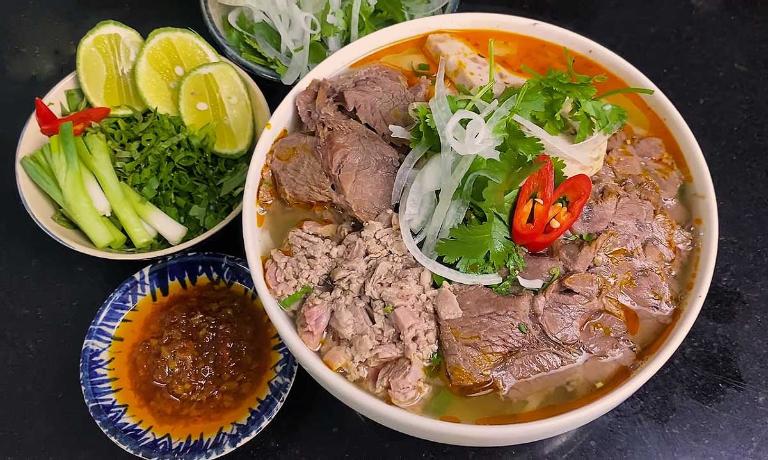 Parlando della cucina di Hue, non si puo non citare il celebre bun bo Hue