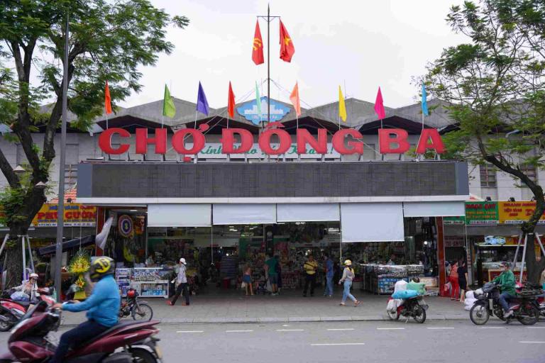 Il mercato Dong Ba e il piu grande di Hue, dove si possono trovare tutte le specialita locali e souvenir