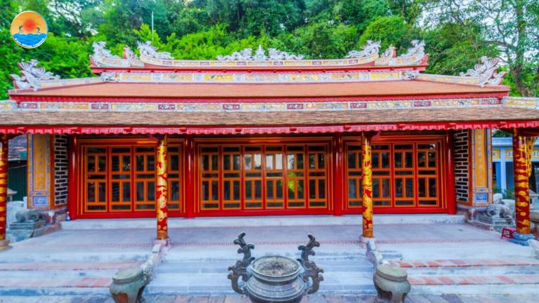 Il tempio Hon Chen e un antico santuario situato sulla collina di Ngoc Tran