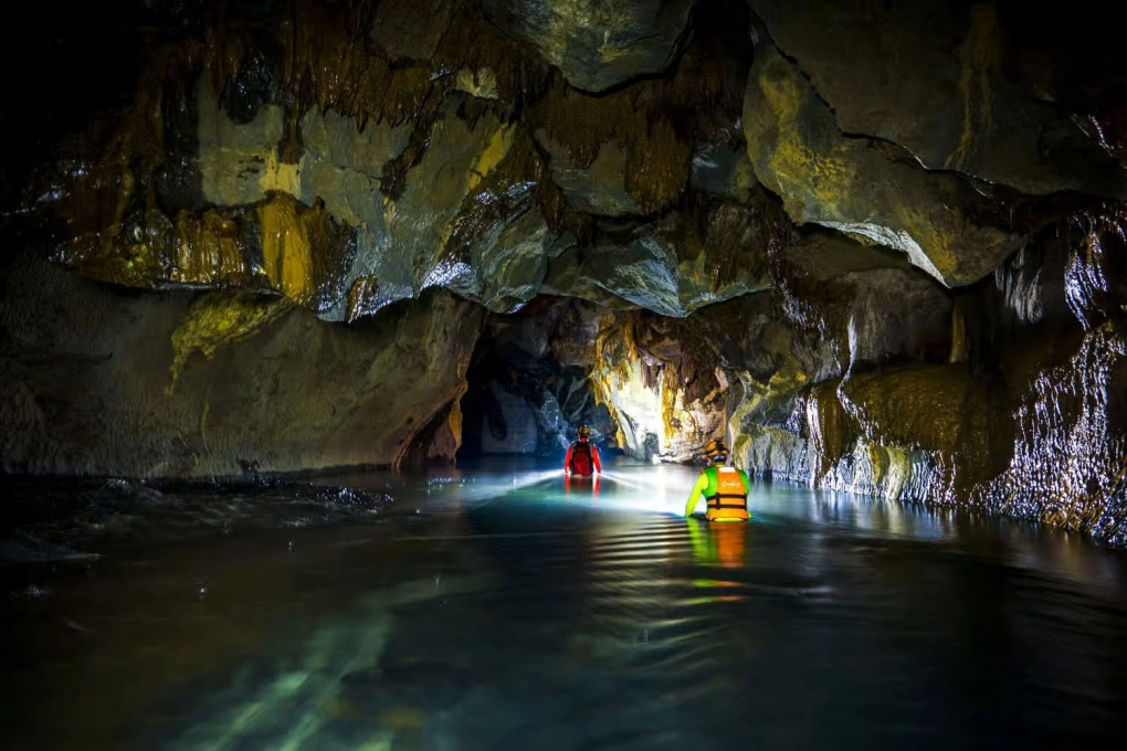 Nuotare nelle grotte a Quang Binh è un’esperienza estiva indimenticabile.
