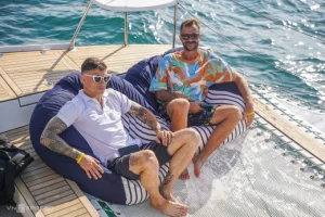 観光客は今夏、ニャチャン湾を眺めるクルーズを体験する