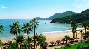 ムイネービーチと透き通った青い海を散策