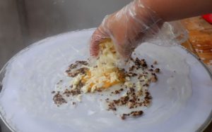 チーズロールの具材には、卵、ひき肉、キクラゲ、細切りモッツァレラチーズが入っています。写真：マイ・フオン