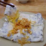 ハノイのユニークな魚醤入りチーズライスロール