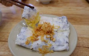 溶けたチーズのライスロール。フライドオニオンと魚醤を添えて。写真：マイ・フオン