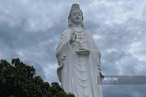 深い青空を背景にした荘厳な観音菩薩像。写真：グエン・ダット