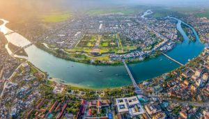 古都フエは日々変化しており、道路は拡張され、新しい橋が建設されて交通と都市開発を促進しています。