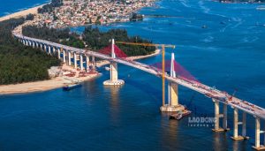 フオン川沿いではないものの、トゥアンアン港高架橋は着々と完成し、フエ市の新たなシンボルとなりつつあります。この橋は鉄筋コンクリートとプレストレスト鉄筋コンクリートで本設されており、全長2.36km、幅20mです。この橋は、第1期の総工費が2兆4,000億ドンを超えるフエ市沿岸道路プロジェクトの一部です。本プロジェクトは、用地引渡しの進捗が順調であれば、9月2日に正式に開通し、2025年末までに完成する予定です。