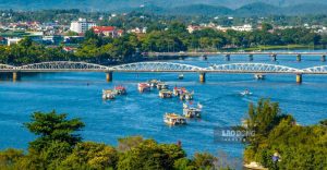 フエ城塞の近くにあるチュオンティエン橋は、黄河に架かる最初の橋で、1897年、タン・タイ王の治世下で建設が開始されました。長さ400m以上、幅6mを超えるこの橋は、当時の西洋の最新技術と資材を用いて鉄骨構造で建設されました。