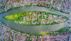 フールー橋は、グエン・シン・クン通りとコンヘンを結ぶ、長さ100m、幅3mの住宅街を走る橋です。1967年に建設され、主にフォンザン川の中流にあるオアシス、コンヘンの住民に利用されています。